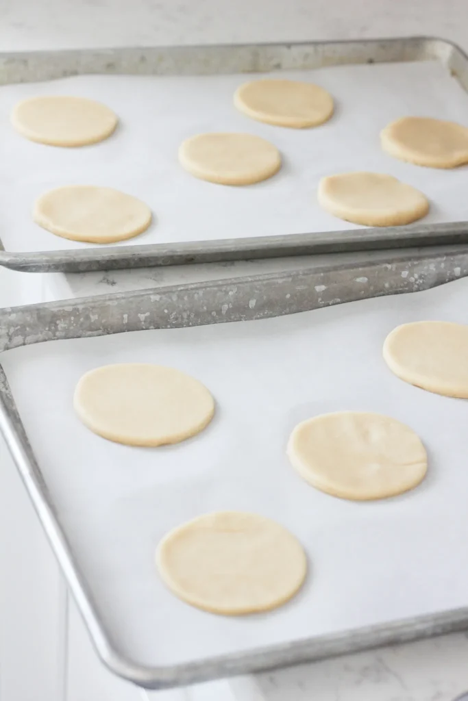 Les biscuits sur deux plaques de cuisson près à aller au four