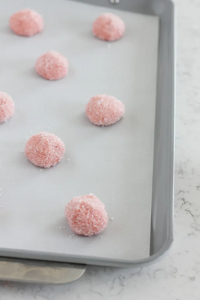 Pâte sur plaque de cuisson près à aller au four