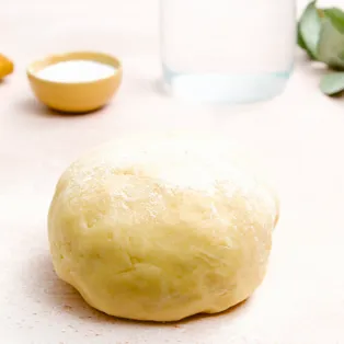 Boule de tarte pas encore roulé sur fond blanc