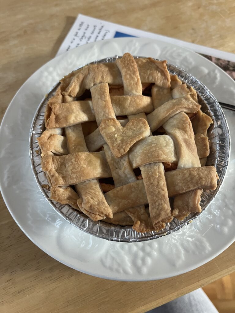 Tarte aux pommes dans un moule d'aluminium sur un assiette blanche