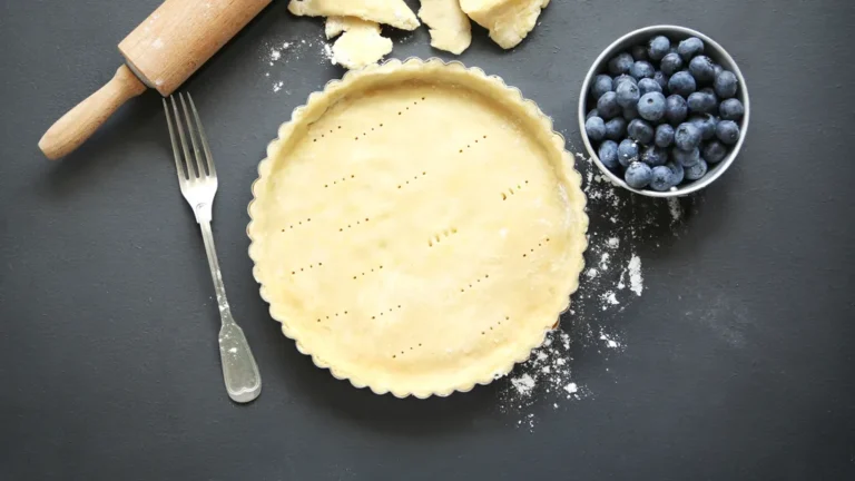 pâte à tarte dans un moule avant cuisson