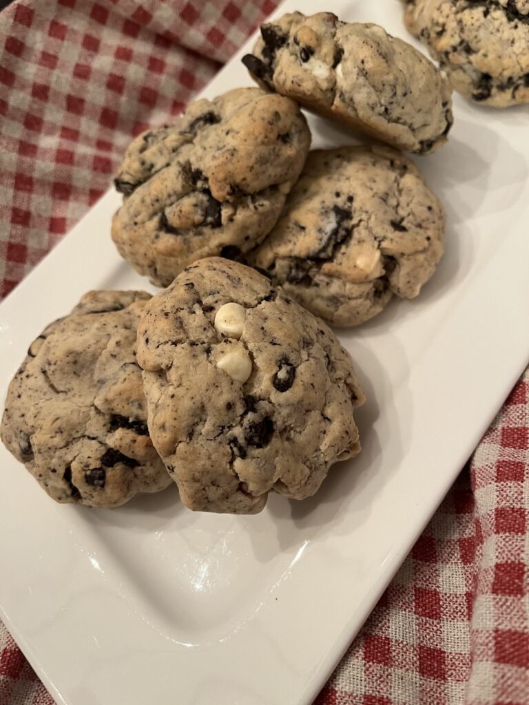 Biscuits sur un assiette blanche avec un fond quadrillé rouge et blanc.